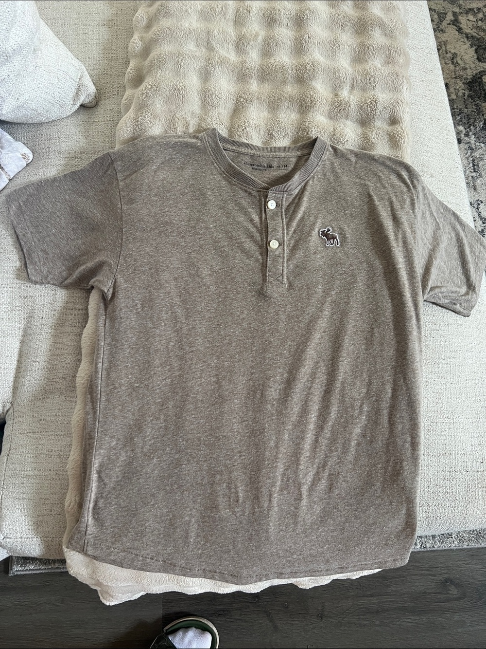 Abercrombie & Fitch Men's Short Sleeve Henley in Heather Taupe